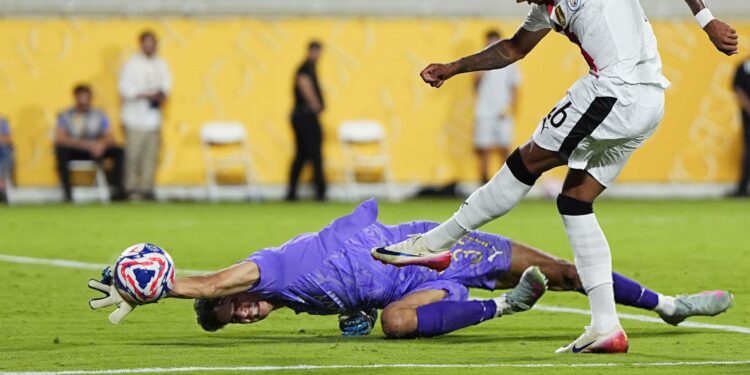 بونو ينافس 9 حراس للفوز بجائزة ليف ياشين