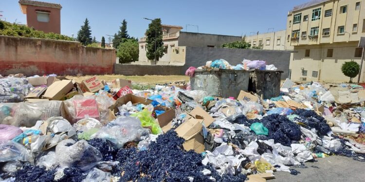 جماعة اكزناية تغرق في النفايات وسط صمت رسمي وتأخر في إبرام الصفقة الجديدة