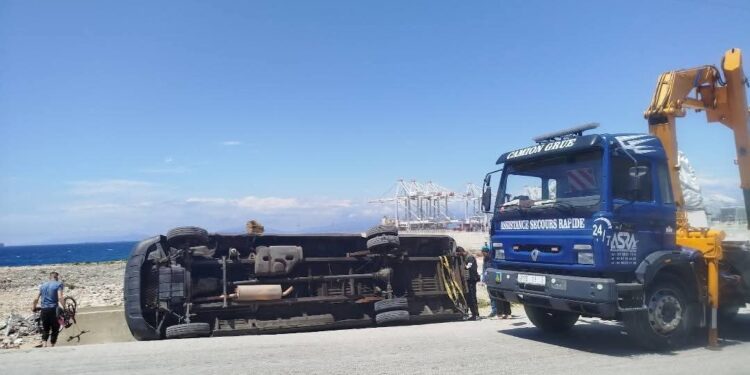 الطريق الوطنية رقم 16 تهدد حياة المواطنين بين قصر المجاز ومدخل الطريق السيار