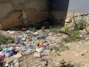 أزبال منتشرة في كل الأزقة