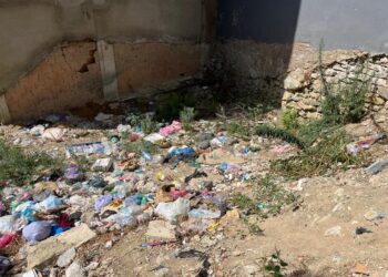 أزبال منتشرة في كل الأزقة