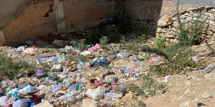 أزبال منتشرة في كل الأزقة