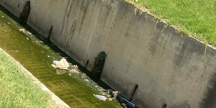 على بعد أمتار من قصر البلدية بطنجة... واد السواني يعذب الساكنة بلسعات الناموس والروائح الكريهة