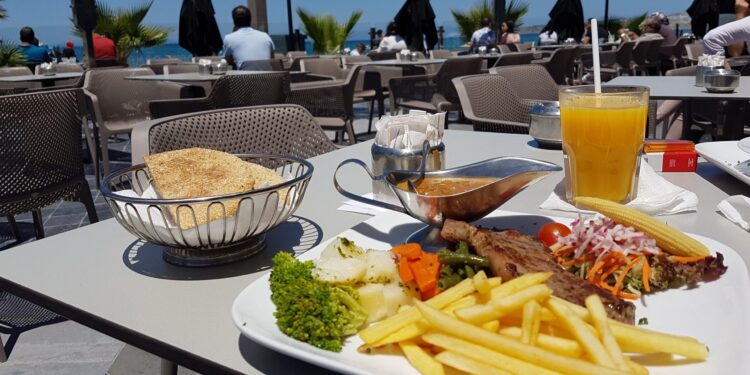 برلمانية تستنكر ارتفاع أسعار الخدمات السياحية بطنجة وتطالب بتدخل الوزارة