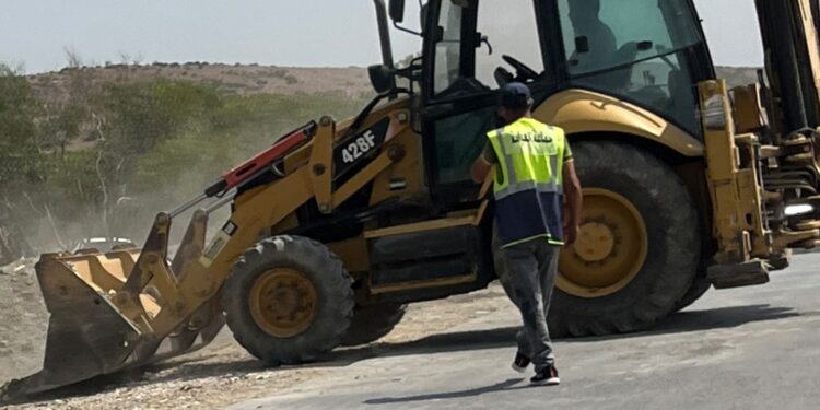 بآليات بسيطة: سلطات جماعة العوامة تنظم حملة نظافة بمنتزه سيدي احساين