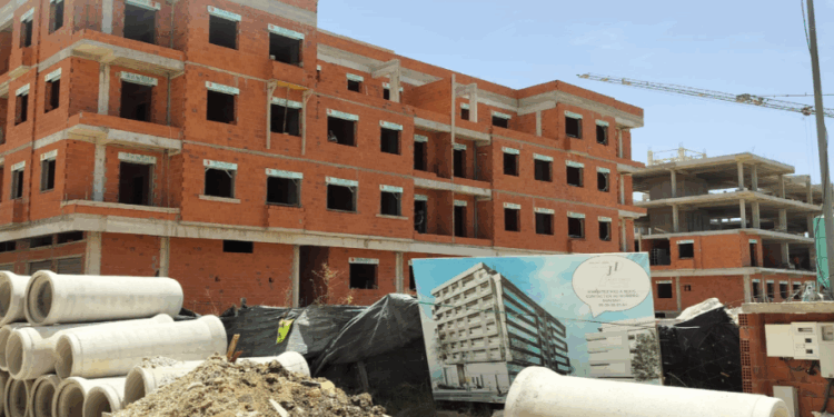 أزمة التعمير في طنجة وضواحيها: رخص مجمدة في وجه البسطاء وامتيازات لأصحاب النفوذ الأثرياء