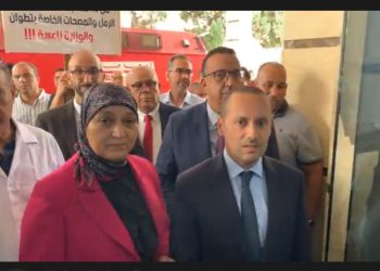 سيدة أثارت الجدل بحضورها وسط تساؤلات عن موقعها في الوفد الرسمي للوزير