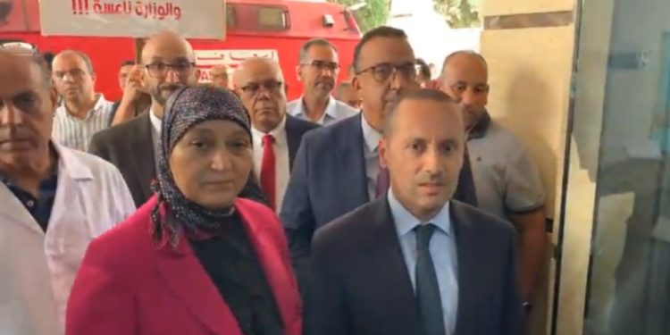 سيدة أثارت الجدل بحضورها وسط تساؤلات عن موقعها في الوفد الرسمي للوزير