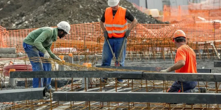 انتهاكات قانونية تدفع عمال شركة إيموبيل نور إلى إضراب إنذاري غدا الأربعاء