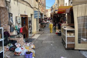 بائع خبز أمام مقهى الوهابي ببئر الشيفاء