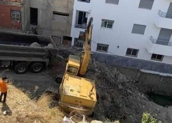 حكم قضائي يلزم منعشًا عقاريًا ببناء سور وقائي بمشروع سكني في طنجة