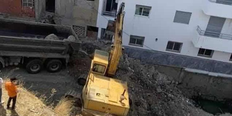 حكم قضائي يلزم منعشًا عقاريًا ببناء سور وقائي بمشروع سكني في طنجة