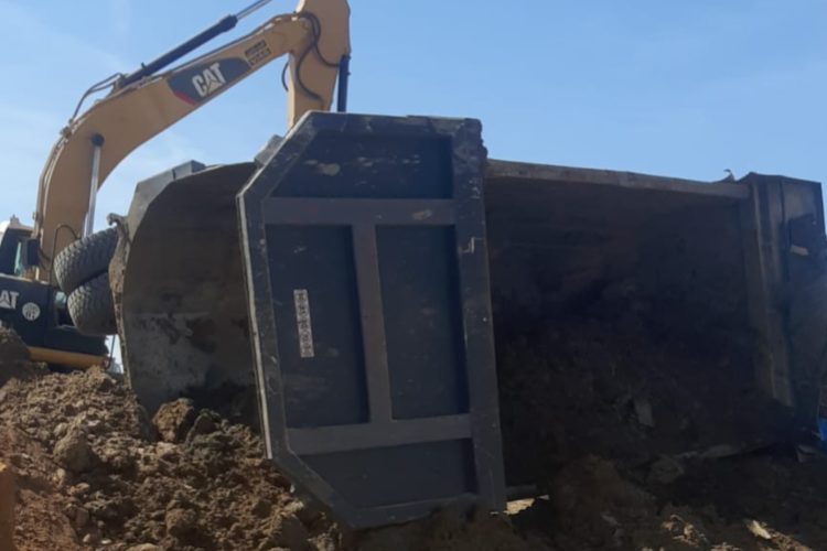 إنقلاب شاحنة سوميكوطراد على سائق