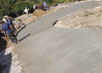 الساكنة تعبد طريقا بأحد مداشر  بني حرشن على نفقتها وتكشف قصور المجالس المنتخبة