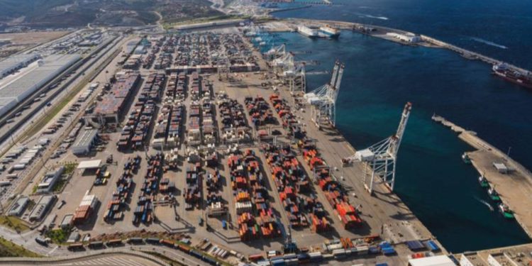 الميناء المتوسطي طنجة يواجه تحديات لإنجاح موسم التصدير الفلاحي 