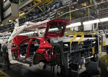 عمال مصنع رونو طنجة يراسلون الكاتب العام والمدير في أمر يهدد صحتهم