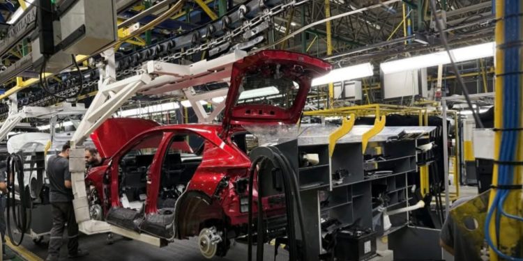 عمال مصنع رونو طنجة يراسلون الكاتب العام والمدير في أمر يهدد صحتهم