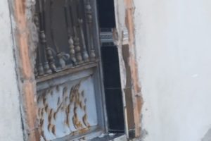 تخريب باب المنزل