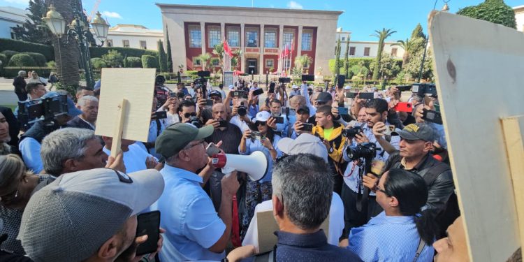 الوزير المهدي بنسعيد يدفع مؤسسات الصحافة للاحتجاج أمام البرلمان
