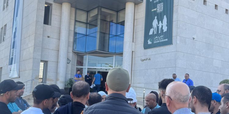 الكاتب العام لوزارة الإسكان يستقبل ساكنة تجزئة الريحان من طنجة ويعد بحل عاجل..