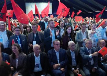 هكذا رد المغاربة على جلوس أخنوش على العلم الوطني ببني ملال