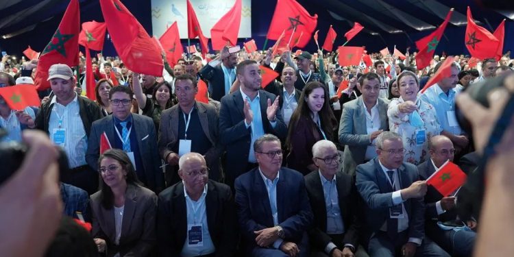 هكذا رد المغاربة على جلوس أخنوش على العلم الوطني ببني ملال