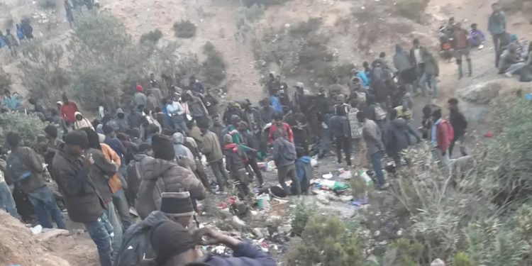 سكان مدشر بني مزالة يطلقون صرخات استغاثة جراء سيبة المهاجرين الأفارقة
