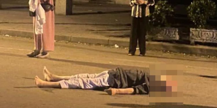 حافلة نقل عمال تدهس مسنًا متوجهًا لصلاة الفجر والسائق يفرّ إلى وجهة مجهولة