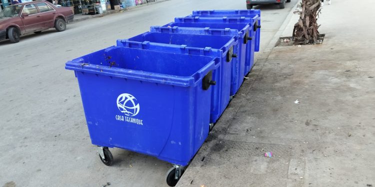 فضيحة بجماعة اكزناية…شركة النظافة تشتري حاويات رديئة