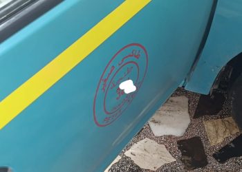 طاكسي بطنجة يهين زبونه و يبتزه ماديا بعد بقعة بسيطة من المرق !!