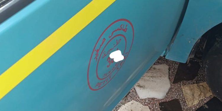 طاكسي بطنجة يهين زبونه و يبتزه ماديا بعد بقعة بسيطة من المرق !!