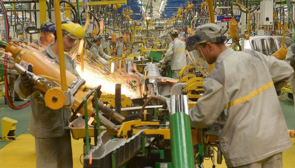 تقرير يفضح الأجور الهزيلة في مصانع السيارات بالمغرب