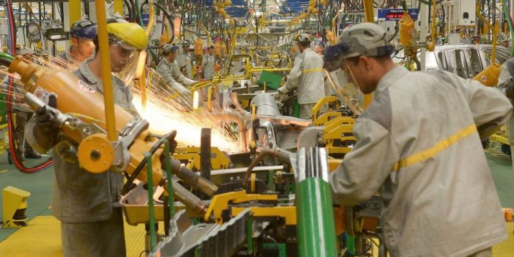 تقرير يفضح الأجور الهزيلة في مصانع السيارات بالمغرب