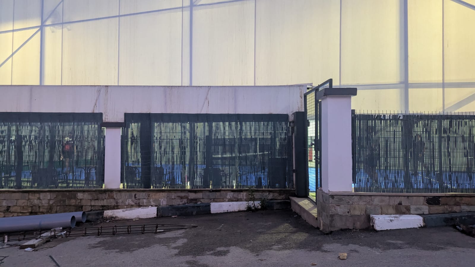 هذا هو فضاء الألعاب للأطفال كما هو محدد في التصميم الهندسي للتجزئة قبل أن يتم تحويلها إلى ملعب بادل