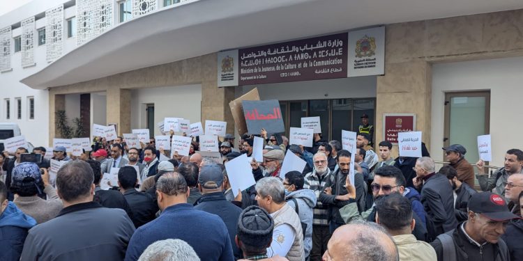 صحفيون مغاربة يحتجون أمام مقر وزارة الثقافة والتواصل بالرباط