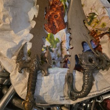 اسلحة بحول مهدد رجال السلطة 