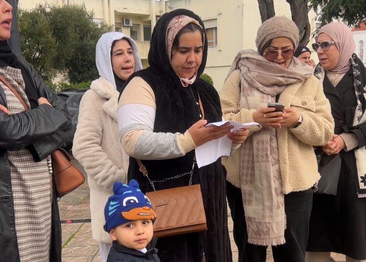 نظرات هذا الطفل الصغير تتسائل ما ذنب أمي في هذا المشكل ؟ لماذا يحرموننا من رخصة البناء دون وجه حق ؟