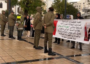 وقفة احتجاجية لملاك تجزئة الريحان بطنجة وسط الأمطار