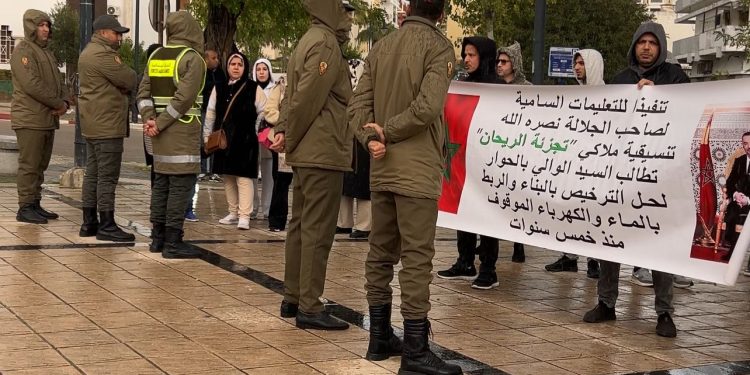 طالبوا بلقاء الوالي التازي.. وقفة احتجاجية لملاك تجزئة الريحان اكزناية تحت الأمطار