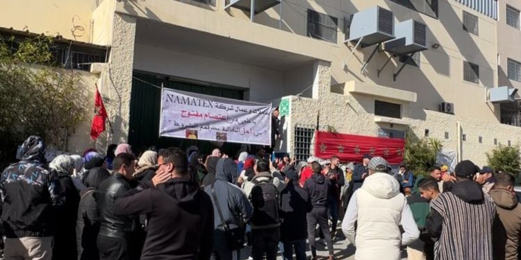 عمال شركة نسيج يعتصمون من أجل مستحقاتهم