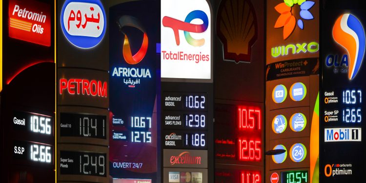 شركات المحروقات بالمغرب ترفض تخفيض الأسعار رغم انخفاضها عالميا لأقل من 60 دولار
