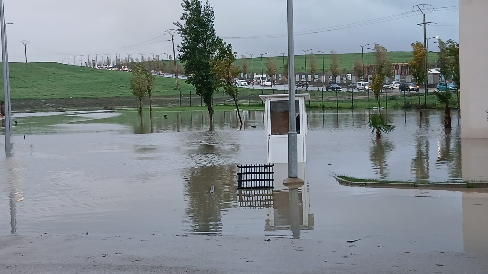 طنجة.. عجز منير الليموري يدفع الساكنة الاستعانة بوسائل بدائية