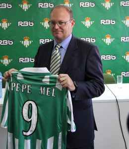 بيبي ميل أثناء تعاقده مع بيتيس 