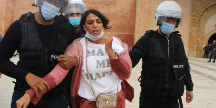 غليان وسط رجال التعليم بالمغرب بعد اعتقال الأستاذة نزهة