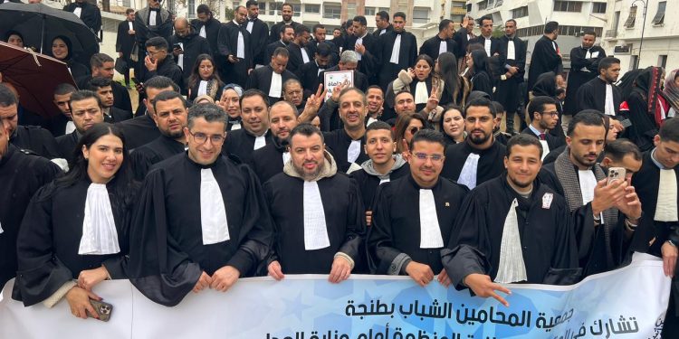 فيدرالية المحامين الشباب بطنجة تحتج أمام وزارة العدل