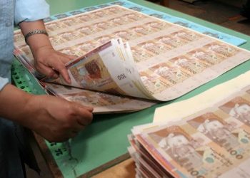 أوراق نقدية موضوعة على مكتب بنكي ترمز إلى الودائع البنكية والسيولة المالية داخل النظام المصرفي بالمغرب.