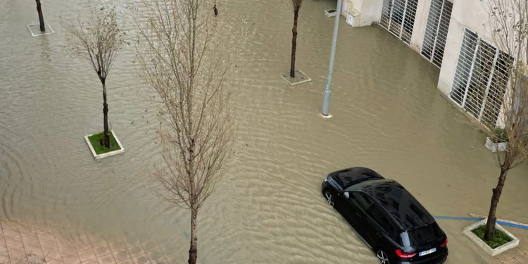 مياه الأمطار تحاصر سكان مجمعات سكنية في طنجة