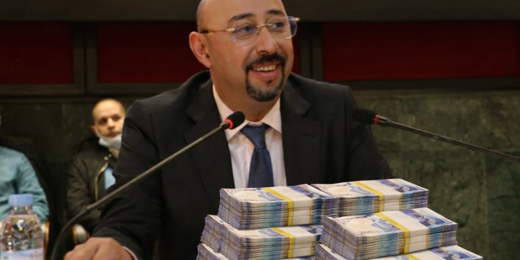 عمدة طنجة يدعم جمعيته بـ700 مليون سنتيم ويترك الحفر جانباً