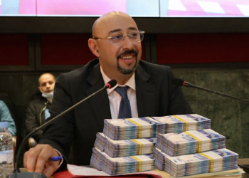 عمدة طنجة يدعم جمعيته بـ700 مليون سنتيم ويترك الحفر جانباً