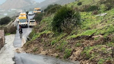 فحص أنجرة.. استئناف الدراسة الحضورية رغم انقطاع الطريق المؤدي للمؤسسات التعليمية